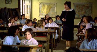 Imagen de 'El espíritu de la colmena', de Víctor Erice, con Laly Soldevila como maestra y Ana Torrent en primera fila.