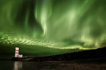 Todo el mundo quiere ver la aurora boreal, ese caleidoscopio celestial que transforma las largas noches de invierno en lámparas de lava naturales. Este asombroso fenómeno se forma cuando un destello solar resulta atraído por el campo magnético terrestre hacia el Polo Norte. El resultado es una serie etérea de luces verdes, blancas, violetas o rojas que danzan en el aire como silenciosos fuegos artificiales. Las mejores auroras boreales se dan en invierno, pero también pueden verse en las noches claras desde octubre (como la de la foto) hasta abril.