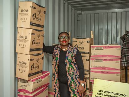 Gloria Orwoba, senadora keniana y activista contra la pobreza menstrual, fotografiada el 31 de agosto en su centro de donación de compresas, en Nairobi.
