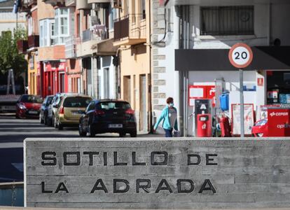 Una mujer andando este viernes por una calle céntrica de Sotillo de la Adrada (Ávila).