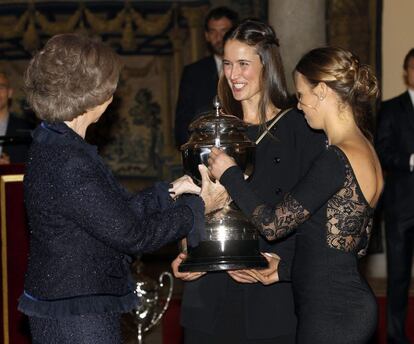 La reina Sofía entrega el galardón que lleva su nombre a las regatistas Tara Pacheco y Berta Betanzos.