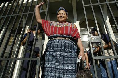 Rigoberta Menchú saluda a la salida del juicio por racismo en Ciudad de Guatemala.