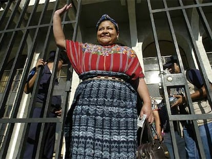Rigoberta Menchú saluda a la salida del juicio por racismo en Ciudad de Guatemala.