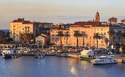 Frente marítimo de Ajaccio, en Córcega.