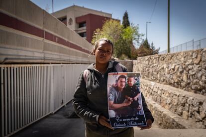Carolina Márquez sostiene el retrato de su cuñado Orlando Maldonado y su hijo, colocado ahora en un altar en Ciudad Juárez.