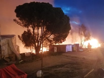 Incendio en un asentamiento chabolista de Palos de la Frontera (Huelva).