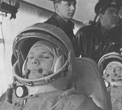 Yuri Gagarin en la nave Vostok antes de su viaje espacial. Tras de él, el astronauta German Titov.
