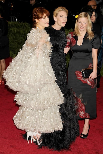 Florence Welch y Cate Blanchett junto a Sarah Burton.