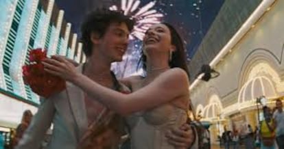 Mark Eydelshteyn and Mikey Madison, in'Anora'