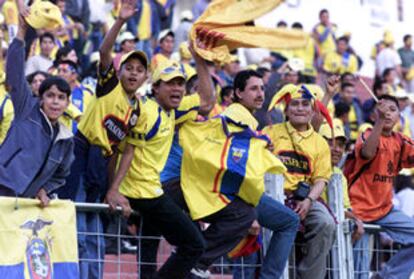 Ecuatorianos, festejando la presencia de su selección en Murcia.
