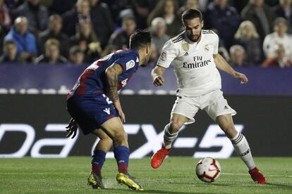 Carvajal encara a Luna durante el partido en Valencia.