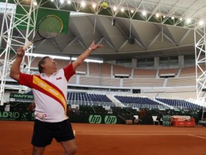 Zoido juega al tenis en las instalaciones de la Copa Davis.