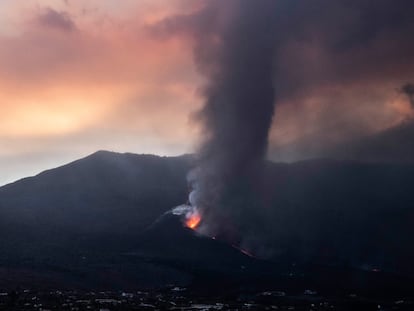 El volcán de Cumbre Vieja, en La Palma, este miércoles.