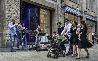 Músicos en una calle peatonal de Leipzig, en Alemania.