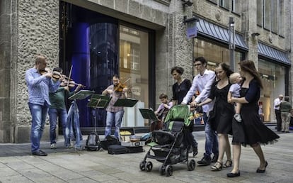 M&uacute;sicos en una calle peatonal de Leipzig, en Alemania. 