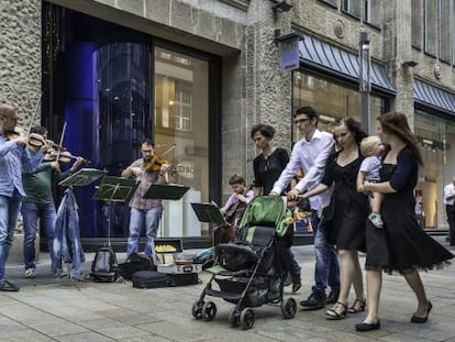 M&uacute;sicos en una calle peatonal de Leipzig, en Alemania. 