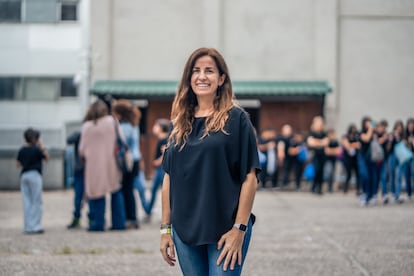 María Sebastián, profesora de música del colegio Antonio Machado, de Majadahonda, en el exterior del Teatro Circo Price, Madrid.