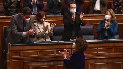 La ministra de Hacienda y portavoz del Gobierno, María Jesús Montero (abajo), el presidente del Gobierno, Pedro Sánchez, la vicepresidenta primera, Carmen Calvo, el vicepresidente segundo, Pablo Iglesias y la vicepresidenta tercera, Nadia Calviño, tras la aprobación de los Presupuestos Generales del Estado.