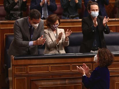 La ministra de Hacienda y portavoz del Gobierno, María Jesús Montero (abajo), el presidente del Gobierno, Pedro Sánchez, la vicepresidenta primera, Carmen Calvo, el vicepresidente segundo, Pablo Iglesias y la vicepresidenta tercera, Nadia Calviño, tras la aprobación de los Presupuestos Generales del Estado.
