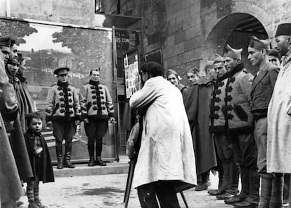 Nuevos reclutas de las tropas franquistas posan para una imagen propagandista nazi en el cuartel de caballería de Salamanca, España, en diciembre de 1936.