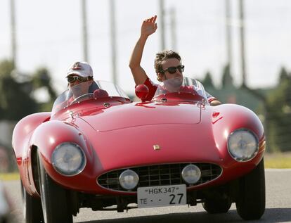 Fernando Alonso a su llegada al circuito.