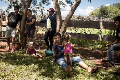 Campesinos descanasan en las tierras de Guahory (Paraguay) el día después del desalojo policial.