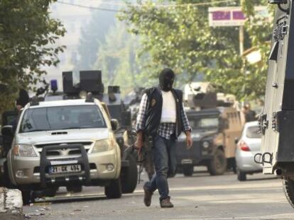 Un polic&iacute;a turco encubierto tras una protesta kurda en Diitarbakir.