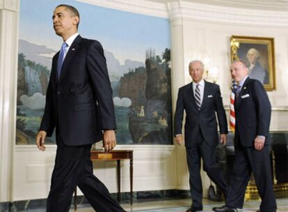 El senador Arlen Specter (derecha) camina junto al vicepresidente, Joe Biden, unos pasos detrás de Barack Obama.