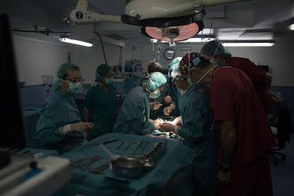 El doctor Manuel López Santamaría y su equipo operan a un niño de nueve años en el Hospital Universitario La Paz.