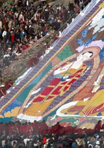 Miles de peregrinos celebran en Lhasa el aniversario del nacimiento de Buda.