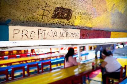 Un anuncio escrito a mano dentro de una trajinera en un embarcadero en Xochimilco.