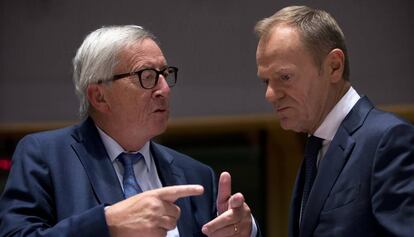 El presidente de la Comisión Europea, Jean-Claude Juncker, junto al presidente del Consejo, Donald Tusk, este martes.