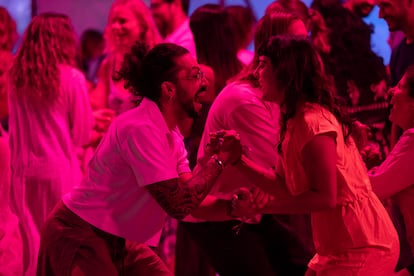 Asistents al Festival de la Consciència participen en una sessió dirigida per Hijos de la Tierra