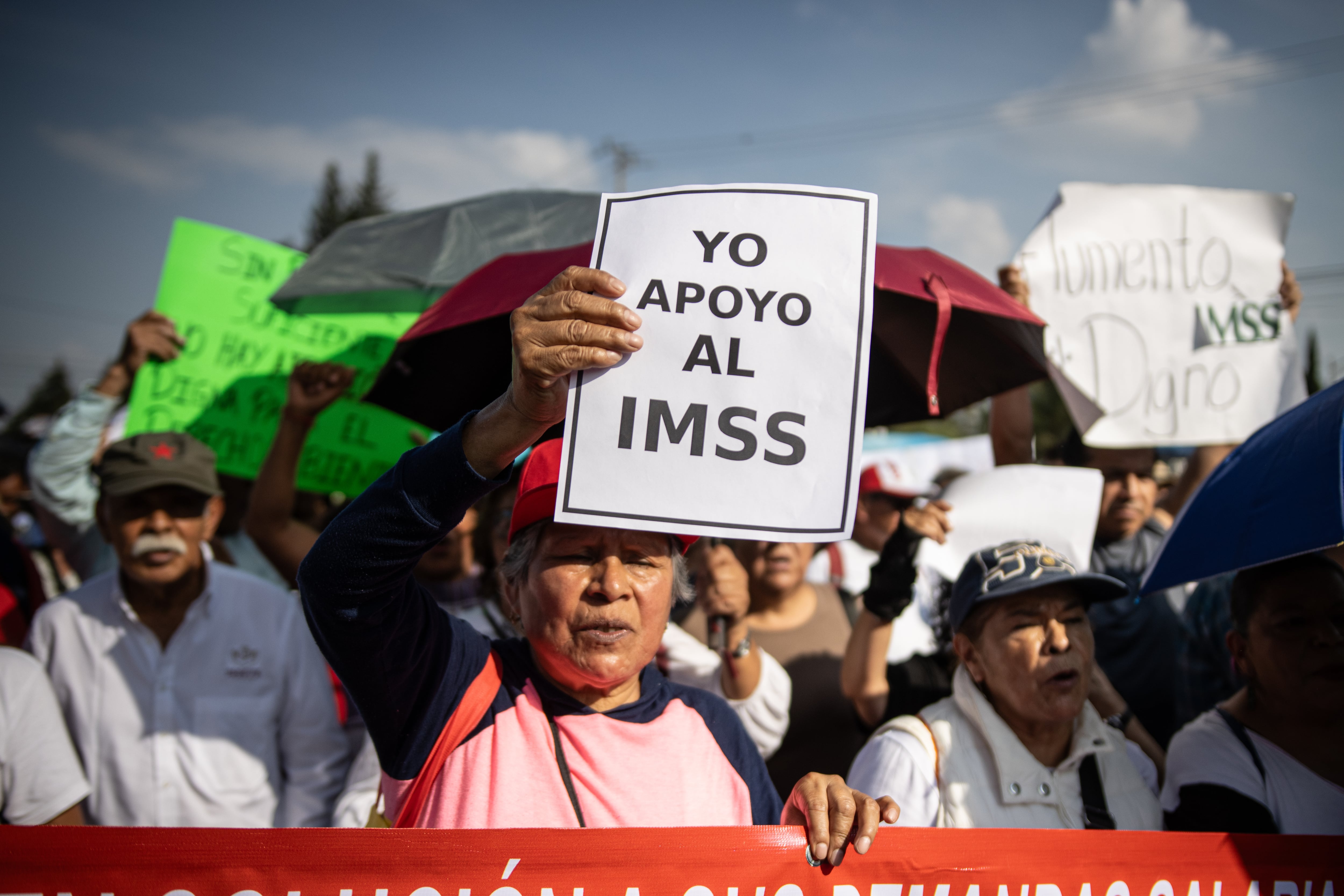 Marcha de los trabajadores del IMSS este martes.