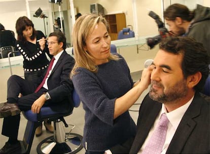 Alberto Núñez Feijóo y Anxo Quintana, en el set de maquillaje de  TVG minutos antes del programa.