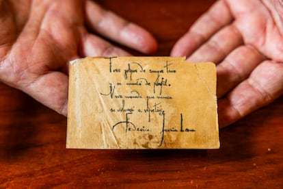 Una nota manuscrita de Federico García Lorca, con unos versos del 'Romancero gitano'. Uno de los tesoros que guarda Manuel Sánchez Llorente.
