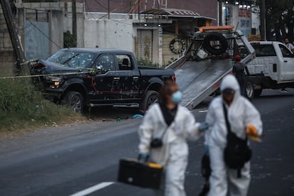 Policías forenses trabajan en el sitio de un tiroteo, en Veracruz, en enero de 2023.