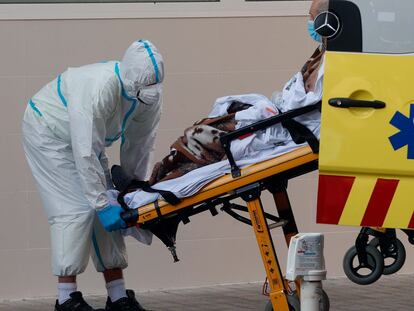 Health workers transferring a Covid-19 patient in Clínico hospital in Valencia.