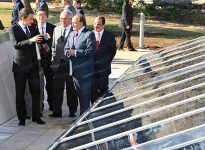 El presidente José Luis Rodríguez Zapatero, en la inauguración ayer de las nuevas instalaciones para la producción de energía solar en La Moncloa.