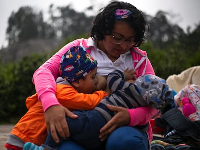 Una mujer amamanta a sus dos hijos en Ciudad de México, el 7 de agosto de 2022.