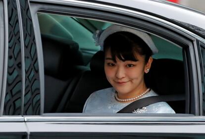 Fue en agosto de 2016 cuando Akihito dijo que su salud y su avanzada edad limitaban sus funciones como emperador, anticipando una abdicación que fue confirmada después por el Gobierno, ya que entonces no existía la figura legal que lo permitiera. En la imagen, la princesa Mako a su llegada el Palacio Imperial.