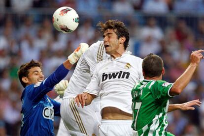 Kaká remata de cabeza en el partido ante el Betis.