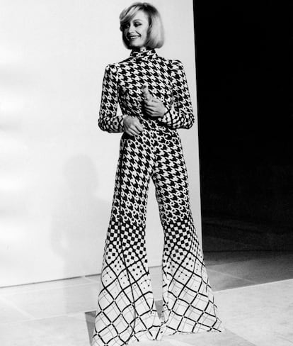 Raffaella Carrà wearing a close-fitting outfit with bell-bottomed trousers