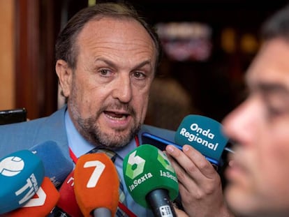 El negociador de Vox en Murcia, Luis Gestoso, en declaraciones a la prensa este martes.