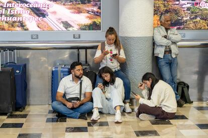 Pasajeros esperan en la Terminal 1 del Aeropuerto Internacional de Ciudad de México, el día 19 de julio de 2024.