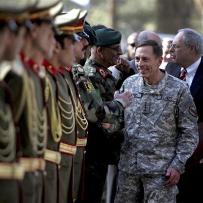El general David Petraeus pasa revista a una guardia de honor en Kabul en noviembre de 2008.