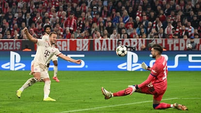 Kane marca uno de sus cuatro goles al Dinamo de Zagreb este martes.