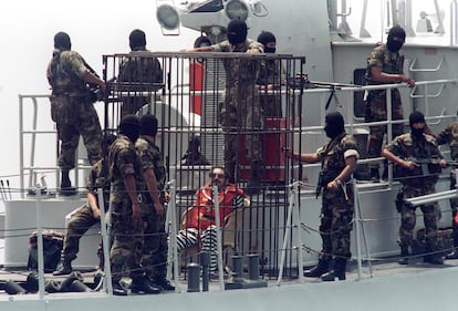 Abimael Guzmán rodeado de policías el 3 de abril de 1993, mientras es trasladado en barco desde la cárcel de la isla a una prisión en tierra firme.