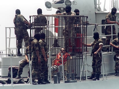 Abimael Guzmán rodeado de policías  el 3 de abril de 1993, mientras es trasladado en barco desde la cárcel de la isla a una prisión en tierra firme.