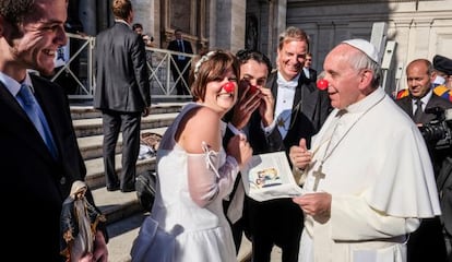 El Papa felicita a dos recién casados que trabajan en una ONG que se dedica a hacer payasoterapia en hospitales.